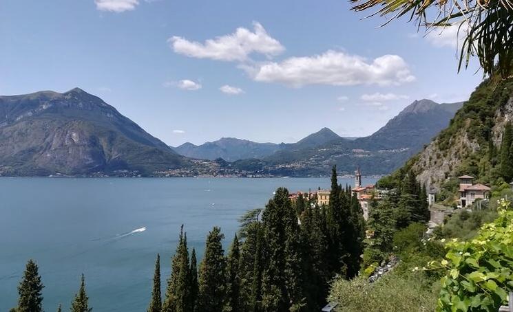 vue sur le lac de côme entouré de montagnes