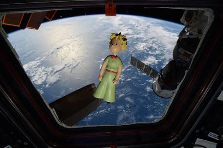 Une figurine du Petit Prince flottant dans la Station Spatiale Internationale, photo prise par Thomas Pesquet