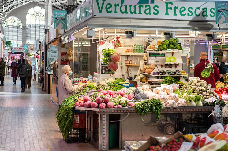 un stand de légumes dans un marché