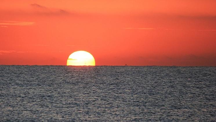 Le lever de soleil sur le bord de plage