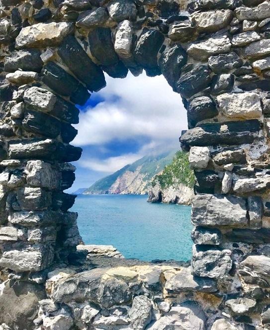 fenêtre en pierre avec vue sur mer