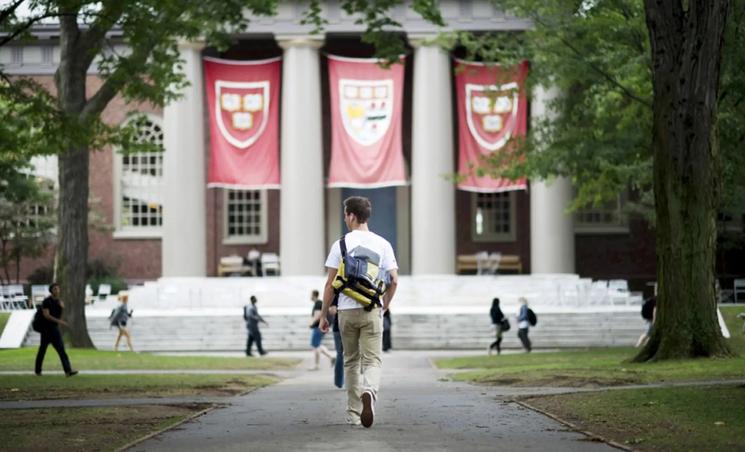 Un étudiant sur le campus d'Harvard