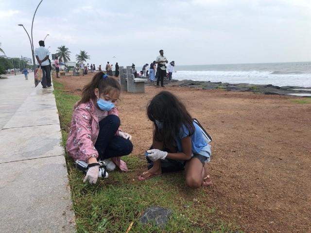 2 eleves du lycee français de Pondichery nettoient la plage