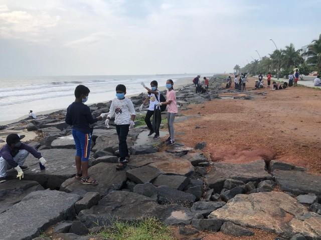 Eleves et adultes du lycee francais de Pondichery nettoient la plage