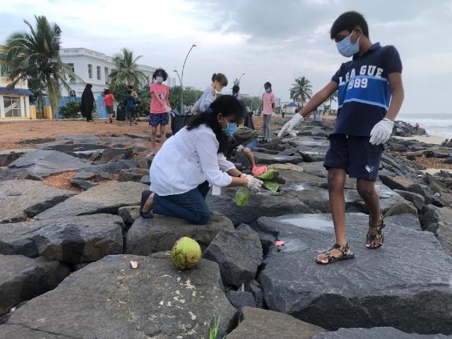 Deux eleves du lycee français de Pondichery sur la plage