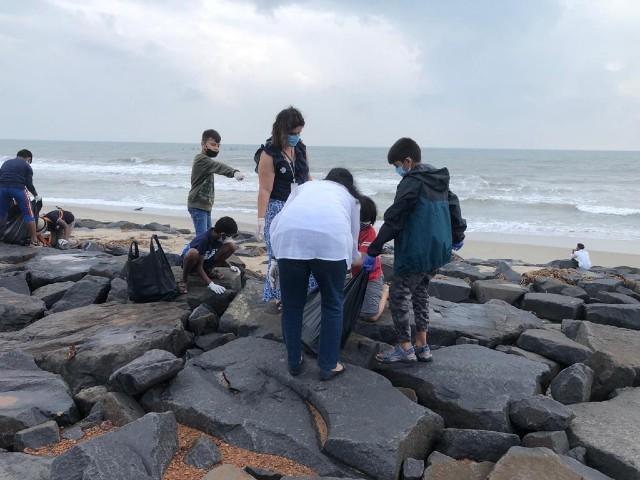 les eleves du lycee francais de Pondichery nettoient la plage