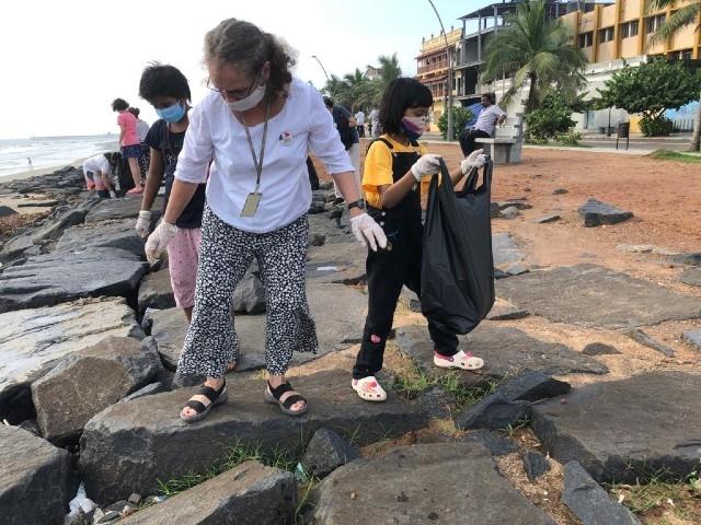 Eleves et adultes du lycee francais de Pondichery nettoient la plage