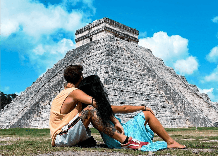 Lesly et Jeremy, ou lylyfestyle, devant le Chichen Itza