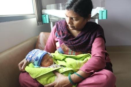 une mère indienne avec son enfant 