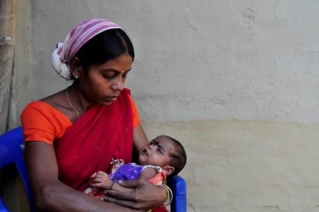 une jeune maman et son bébé en Inde