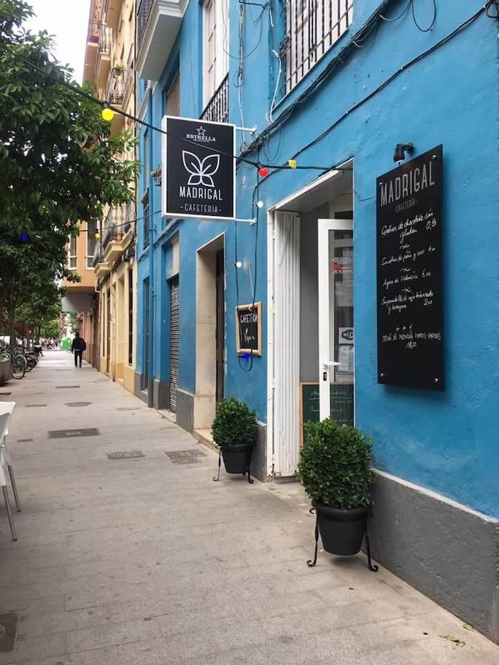 la façade bleue du coffee shop Café Madrigal à Valencia