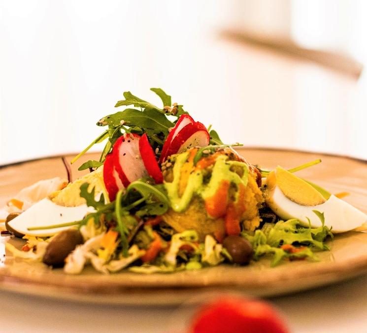 un plat avec des legumes a valence