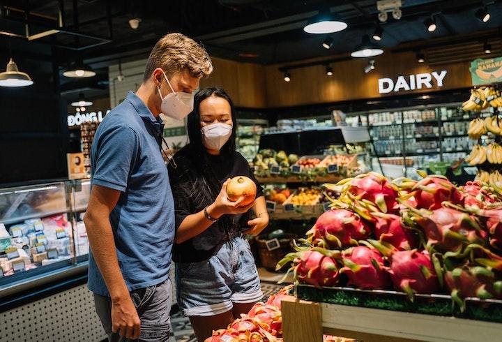 Couple fait ses courses