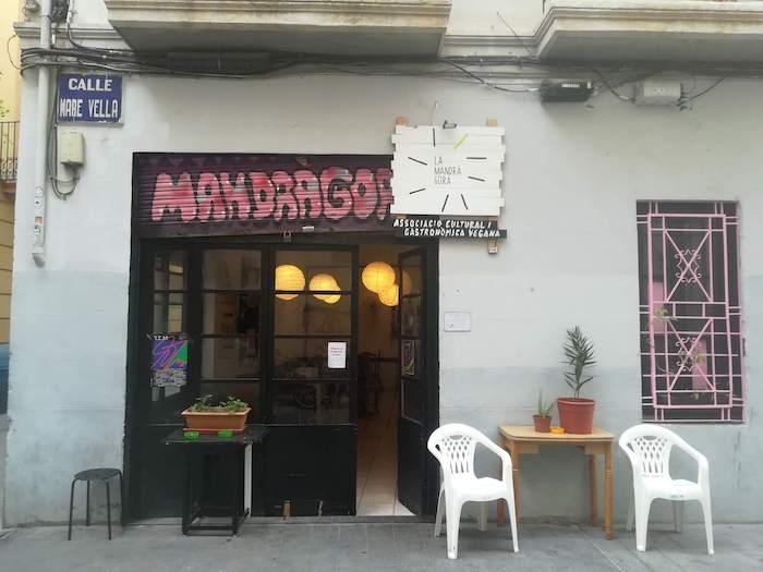 La façade du restaurant vegan à Valencia La Mandragora