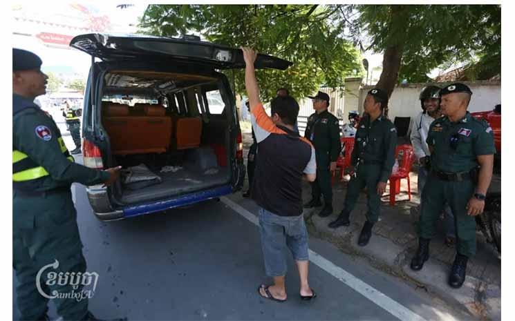 Police check vehicles entering Phnom Penh on Sunday morning on a street in Kandal province to stop any anti-CLV-DTA demonstrations planned on August 18. (CamboJA/Pring Samrang)