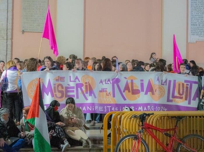 une banderole féministe et des femmes le 8 mars à valencia