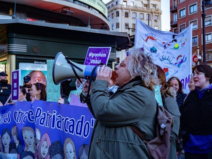 des femmes en train de manifester à valencia pour leurs droits