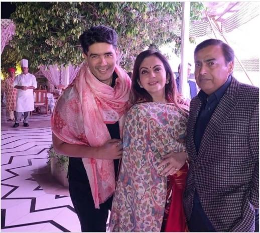 Le couturier Manish Malhotra et Nita et Mukesh Ambani