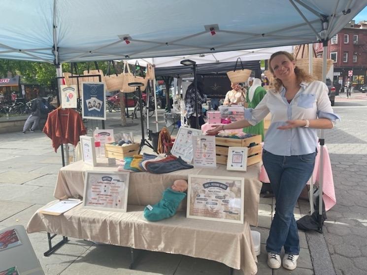 Julie sur un marché avec Brooknit Bonneterie