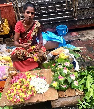 Une vendeuse de fleurs au marché de Pondichéry