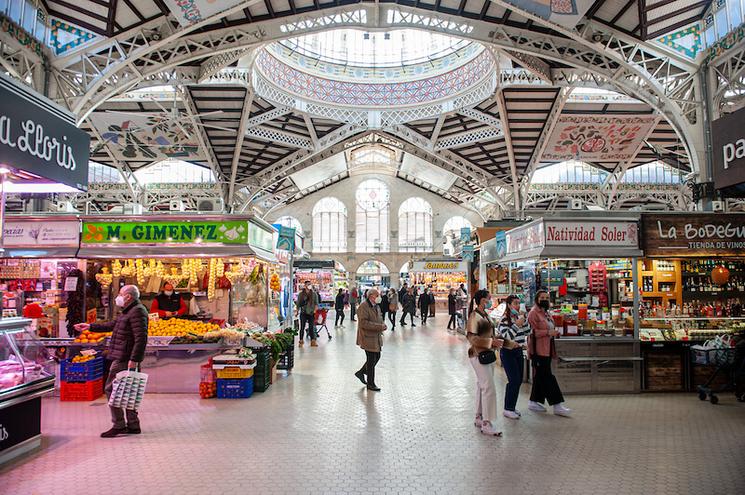 des stands de nourriture à l'intérieur d'un marché