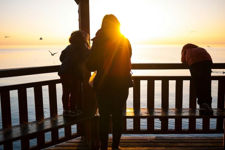 la maman d'un enfant autiste auprès de ses enfants pour les guider 