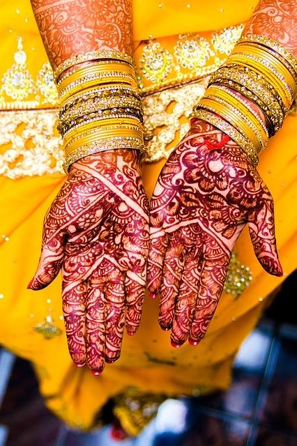 mains décorées au henné pour un mariage hindou