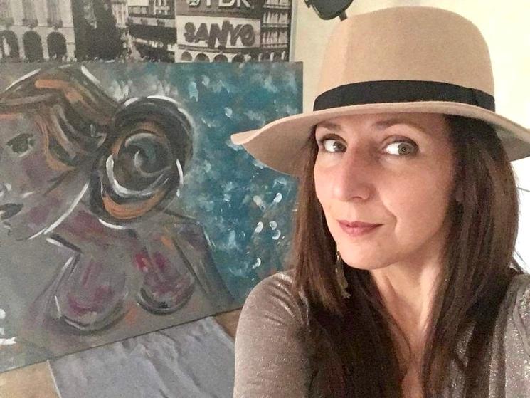 L'artiste francophone Marjorie Vergracht avec un chapeau 