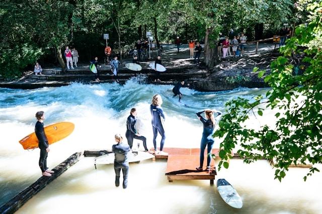 des surfers le long de l'isar à Munich