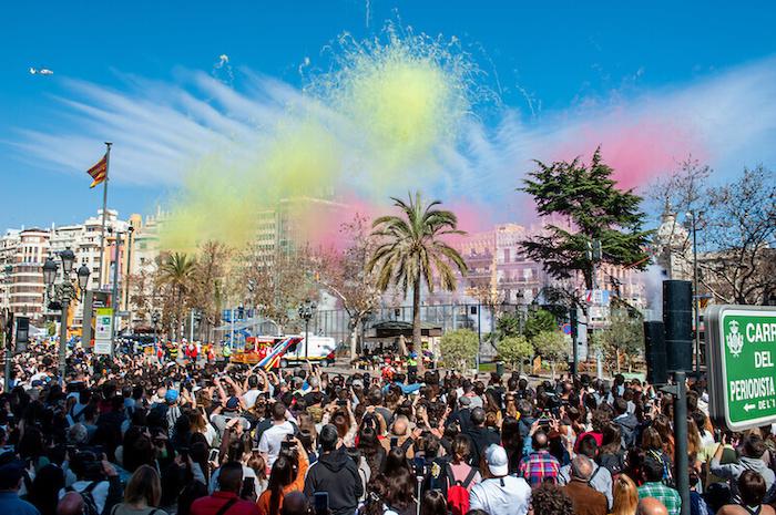 une foule en train d'assister aux feux d'artifice pendant les Fallas à Valencia