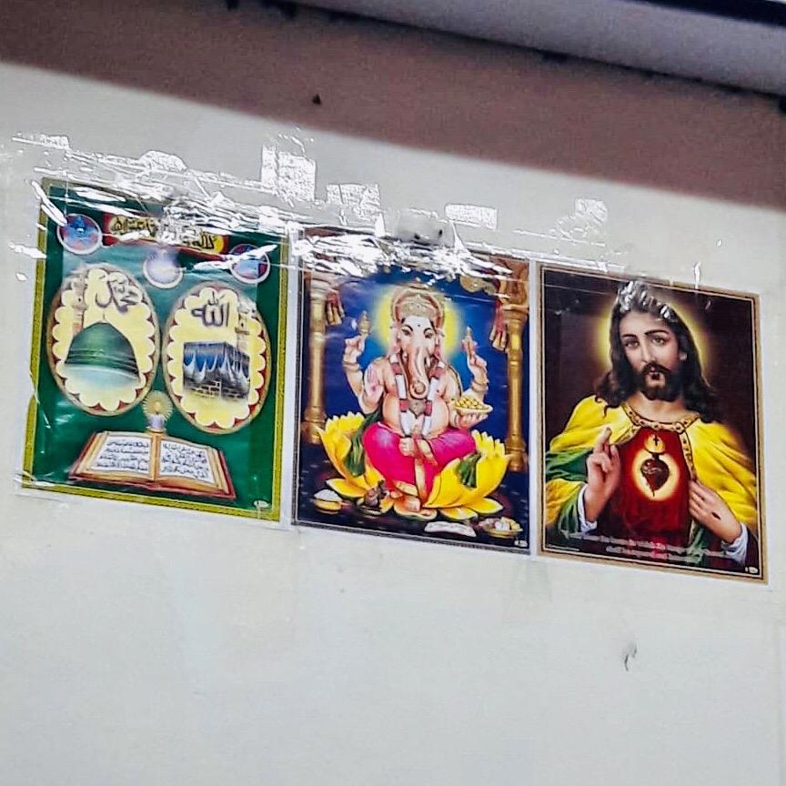 ici, dans la salle d’attente de la douane maritime de Chennai : ces illustrations accrochées au mur montre qu’une religion n’est au-dessus d’une autre 