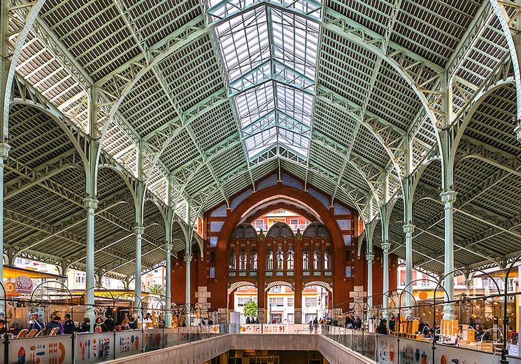 L'intérieur d'un marché avec des poutres en fer