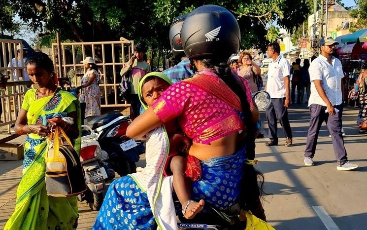 Une mère et son bébé à moto