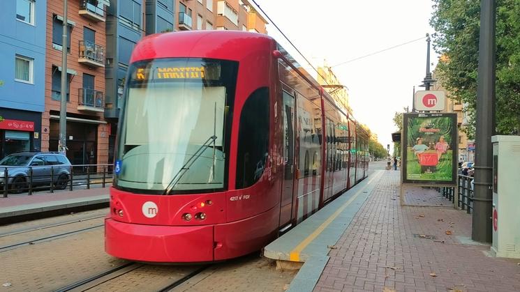 un tramway rouge en train de rouler a valencia