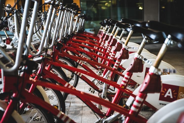 Rangée de vélos louables.