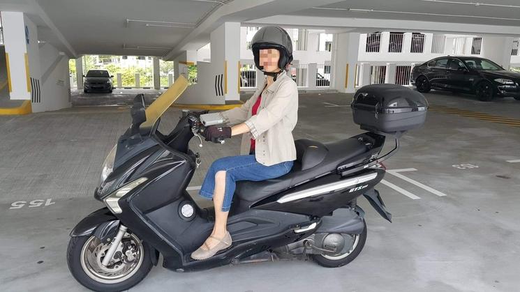 femme sur un scooter