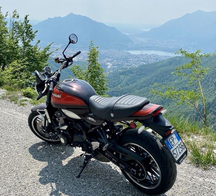 moto garée sur la route panoramique sur lac