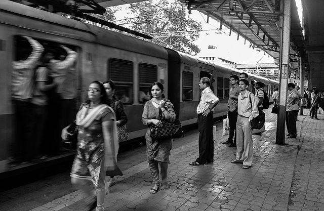 Le Mumbai local, le train de Mumbai, plein