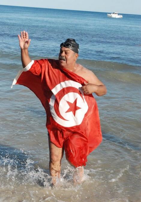 Nejib Belhedi et le drapeau de la Tunisie