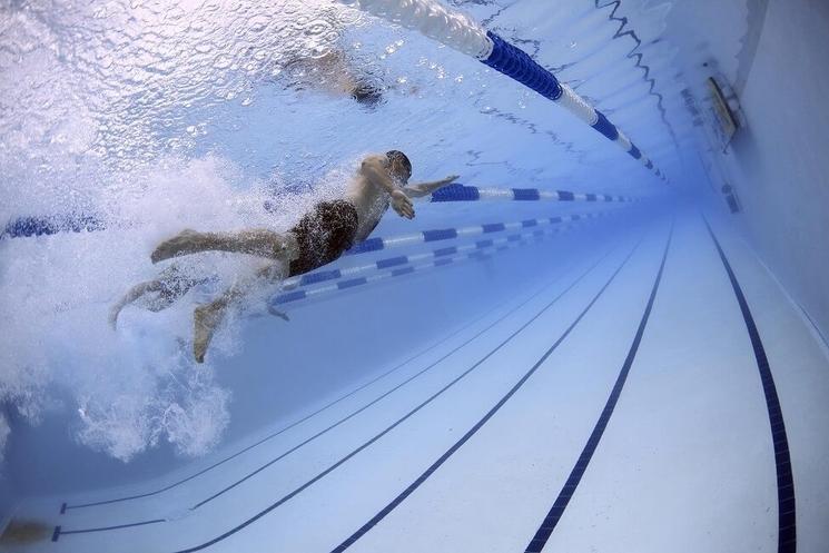 nager sous l'eau en piscine