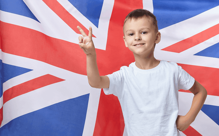 Un enfant devant le Union Jack, drapeau du Royaume-Uni