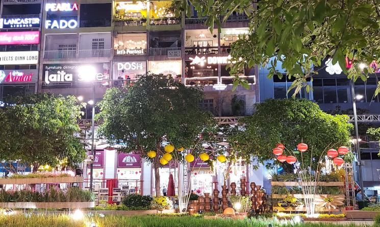 Rue Nguyen Hue à Saigon avec les fleurs durant Têt