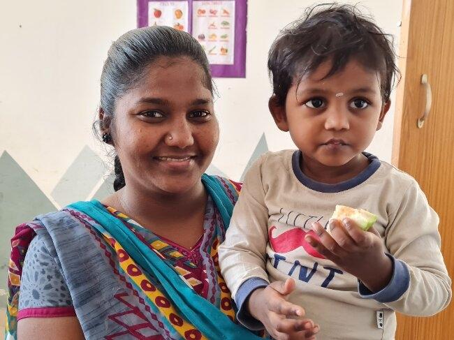 Harish et sa maman dans les locaux de la crèche Little Angels Academy de LP4Y. Photo : Rachel Matalon