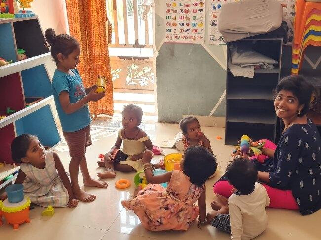 6 enfants jouent dans les locaux de la Little Angels Academy de LP4Y, à Kannagi Nagar. Photo : Rachel Matalon