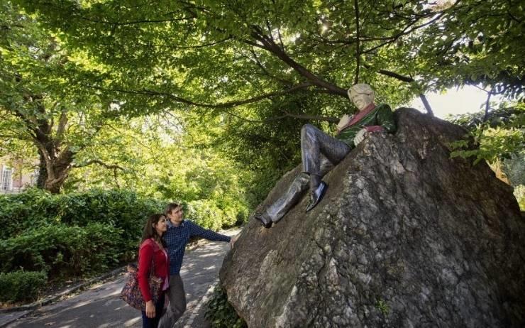 Oscar Wilde nonchalamment allongé à Merrion Square