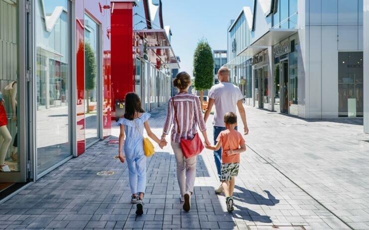 famille faire du shooping dans un outlet de milan