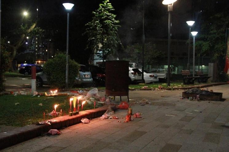 Pendant le festival des fantômes affamés des offrandes sont faites au pied des immeubles.