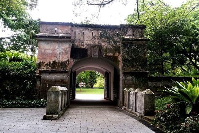 Du fort de Fort Canning ne subsiste que son entrée.