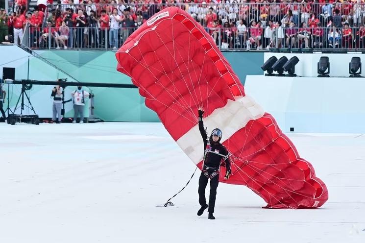 Les Red Lions font du parachutisme de précision.