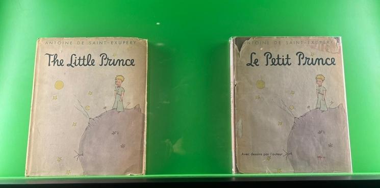 Des exemplaires des éditions originales du petit prince sont visibles à l'exposition when a prince takes flight.